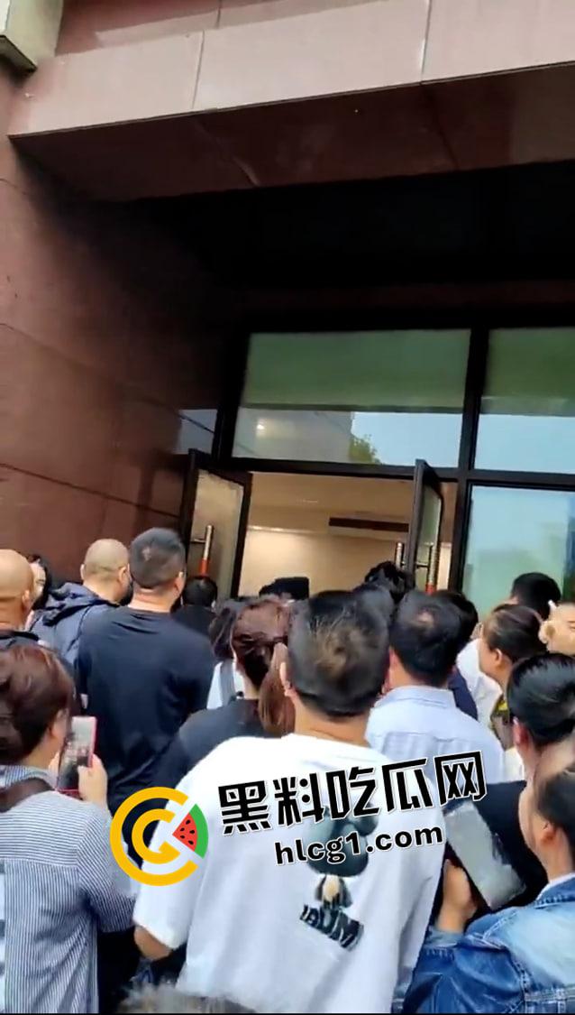 重庆渝北区 学区房学校未兑现 五大小区集体维权 与警察混战 多名业主被抓 现场视频流出  第5张