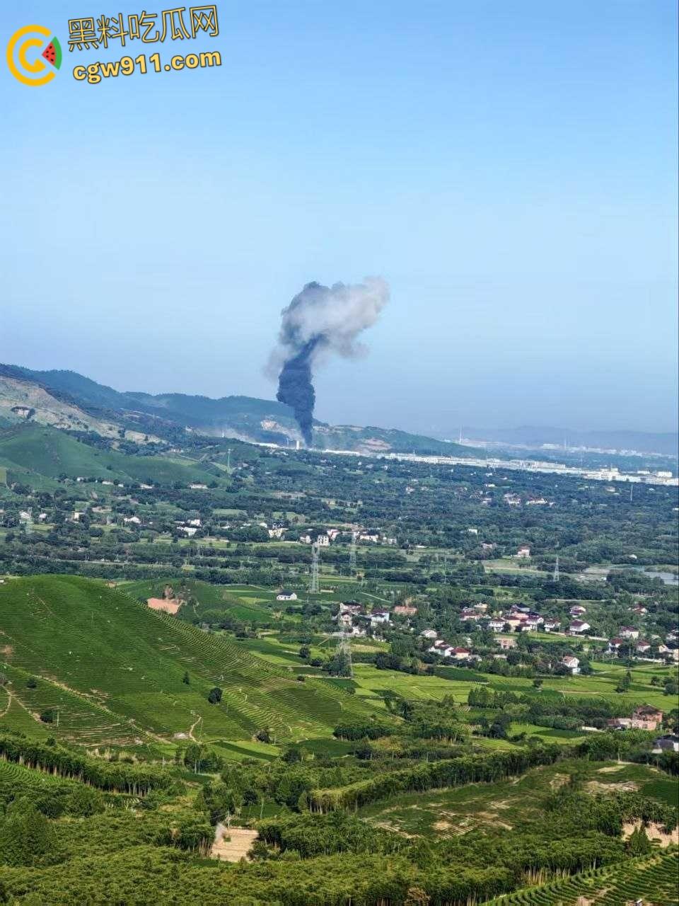 长兴和平大川化工厂爆炸现场，厂区被炸得稀烂，浓烟滚滚碎片乱飞，附近房屋天花板都炸飞了！  第3张