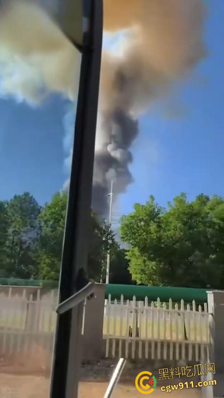 长兴和平大川化工厂爆炸现场，厂区被炸得稀烂，浓烟滚滚碎片乱飞，附近房屋天花板都炸飞了！  第4张