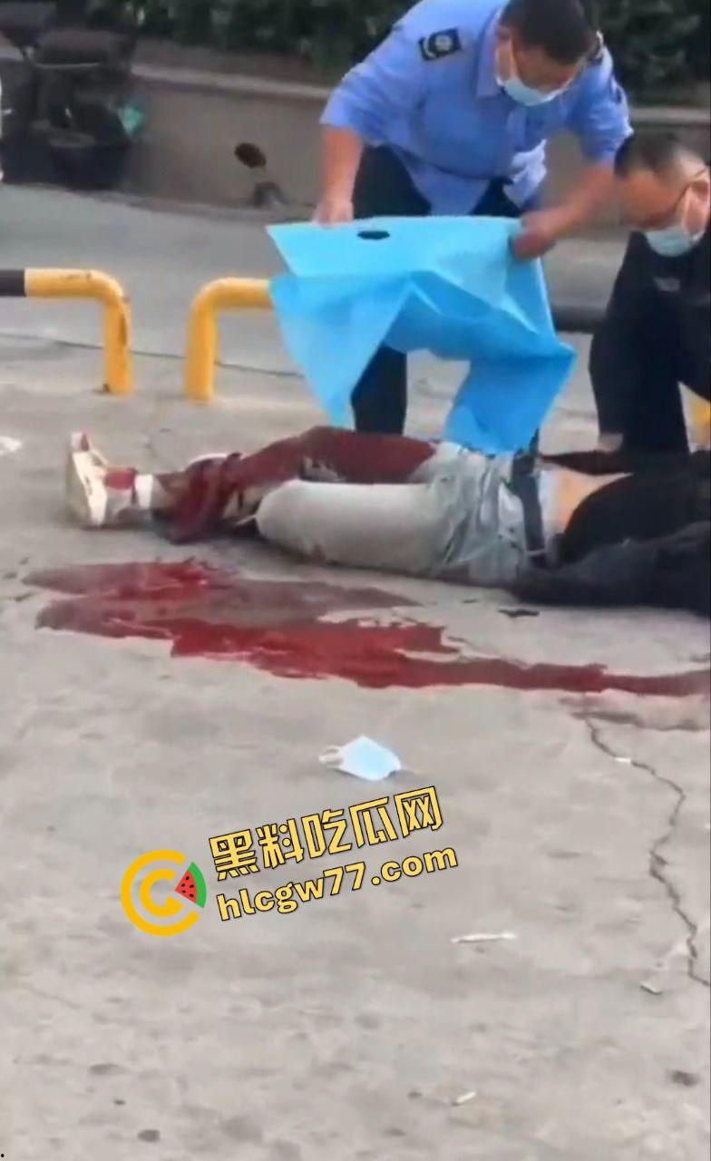 泰安万达精神小伙嚣张群殴致死!不让拍照还挑衅,血流成河把警察吓得腿软! 第1张 泰安万达精神小伙嚣张群殴致死!不让拍照还挑衅,血流成河把警察吓得腿软! 第1张