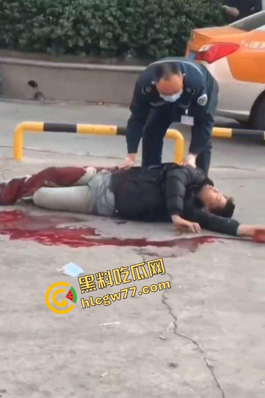 泰安万达精神小伙嚣张群殴致死!不让拍照还挑衅,血流成河把警察吓得腿软! 第3张 泰安万达精神小伙嚣张群殴致死!不让拍照还挑衅,血流成河把警察吓得腿软! 第3张