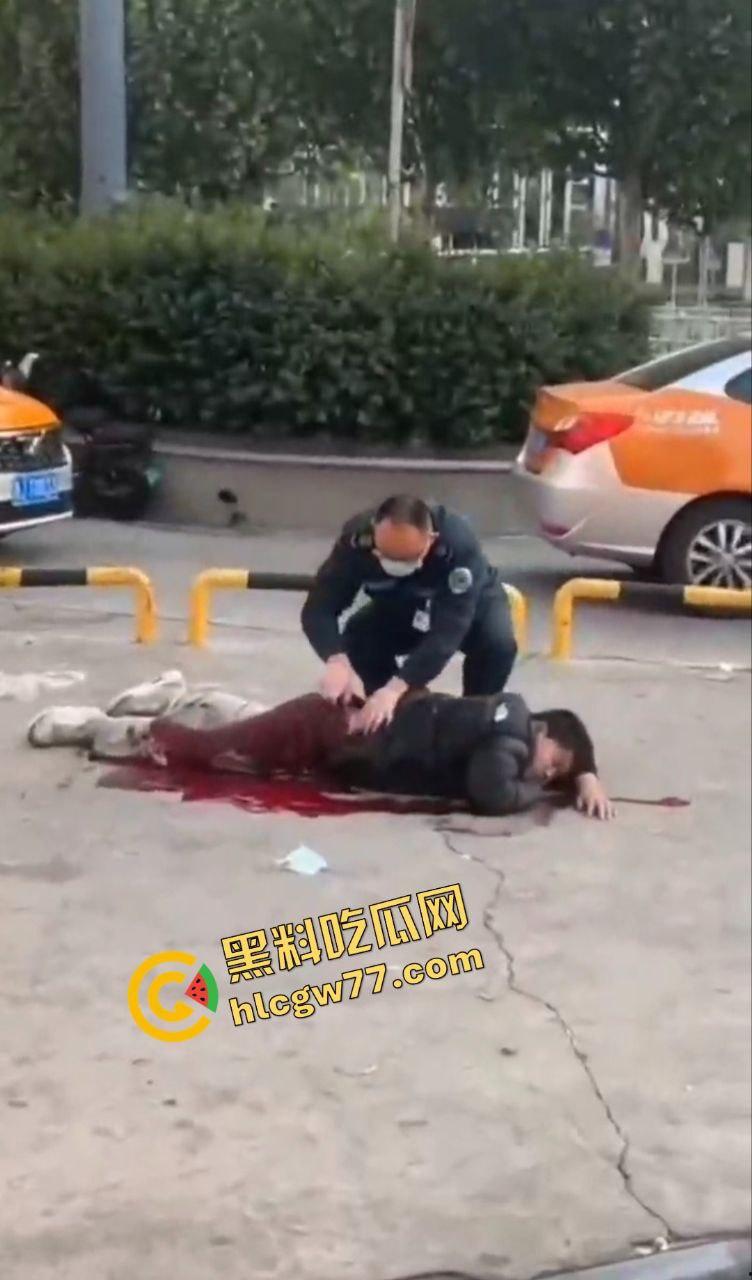 泰安万达精神小伙嚣张群殴致死!不让拍照还挑衅,血流成河把警察吓得腿软! 第4张 泰安万达精神小伙嚣张群殴致死!不让拍照还挑衅,血流成河把警察吓得腿软! 第4张