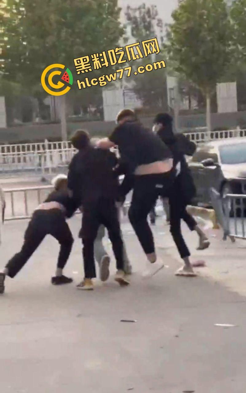 泰安万达精神小伙嚣张群殴致死!不让拍照还挑衅,血流成河把警察吓得腿软! 第5张 泰安万达精神小伙嚣张群殴致死!不让拍照还挑衅,血流成河把警察吓得腿软! 第5张