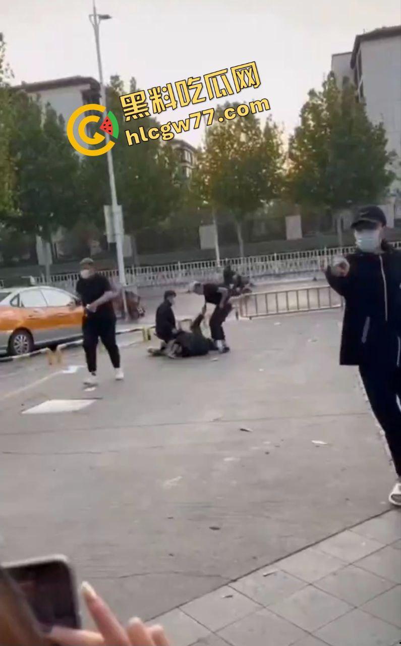 泰安万达精神小伙嚣张群殴致死!不让拍照还挑衅,血流成河把警察吓得腿软! 第6张 泰安万达精神小伙嚣张群殴致死!不让拍照还挑衅,血流成河把警察吓得腿软! 第6张