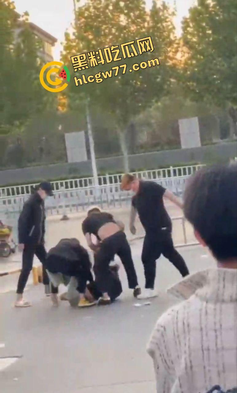 泰安万达精神小伙嚣张群殴致死!不让拍照还挑衅,血流成河把警察吓得腿软! 第7张 泰安万达精神小伙嚣张群殴致死!不让拍照还挑衅,血流成河把警察吓得腿软! 第7张