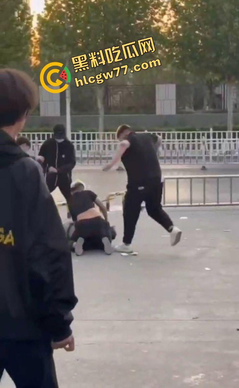 泰安万达精神小伙嚣张群殴致死!不让拍照还挑衅,血流成河把警察吓得腿软! 第8张 泰安万达精神小伙嚣张群殴致死!不让拍照还挑衅,血流成河把警察吓得腿软! 第8张