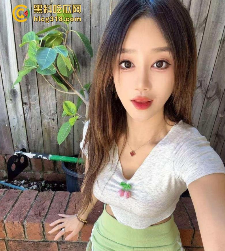 三亚沙滩情侣户外当众野战，精虫上脑被偷拍视若无睹继续干，吹着海风操着自己心爱的女人！  第1张