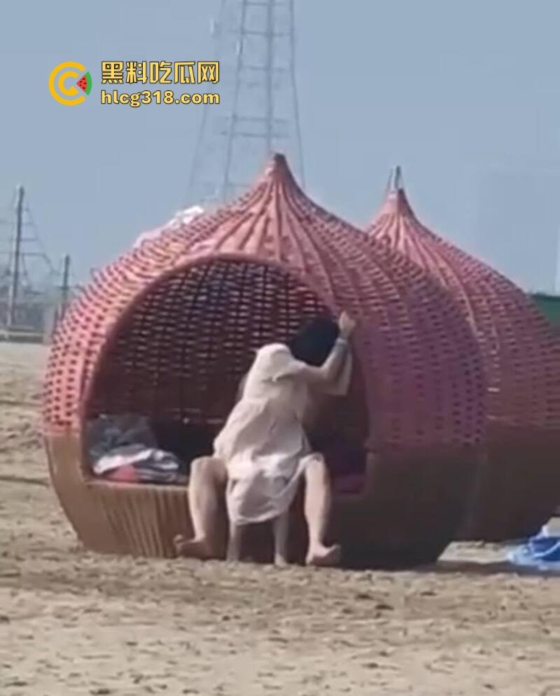 三亚沙滩情侣户外当众野战，精虫上脑被偷拍视若无睹继续干，吹着海风操着自己心爱的女人！  第4张