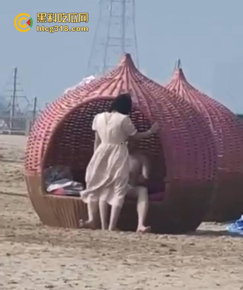 三亚沙滩情侣户外当众野战，精虫上脑被偷拍视若无睹继续干，吹着海风操着自己心爱的女人！  第6张