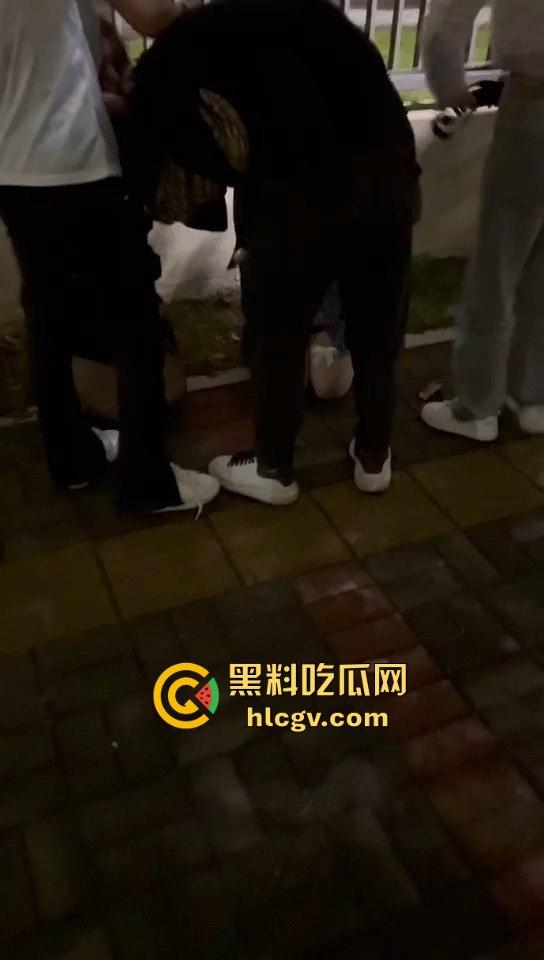 广西精神小妹霸凌两小仙女！暴露男友位置惹祸，小仙女被堵墙角皮带抽，场面真是狠得不行！  第5张