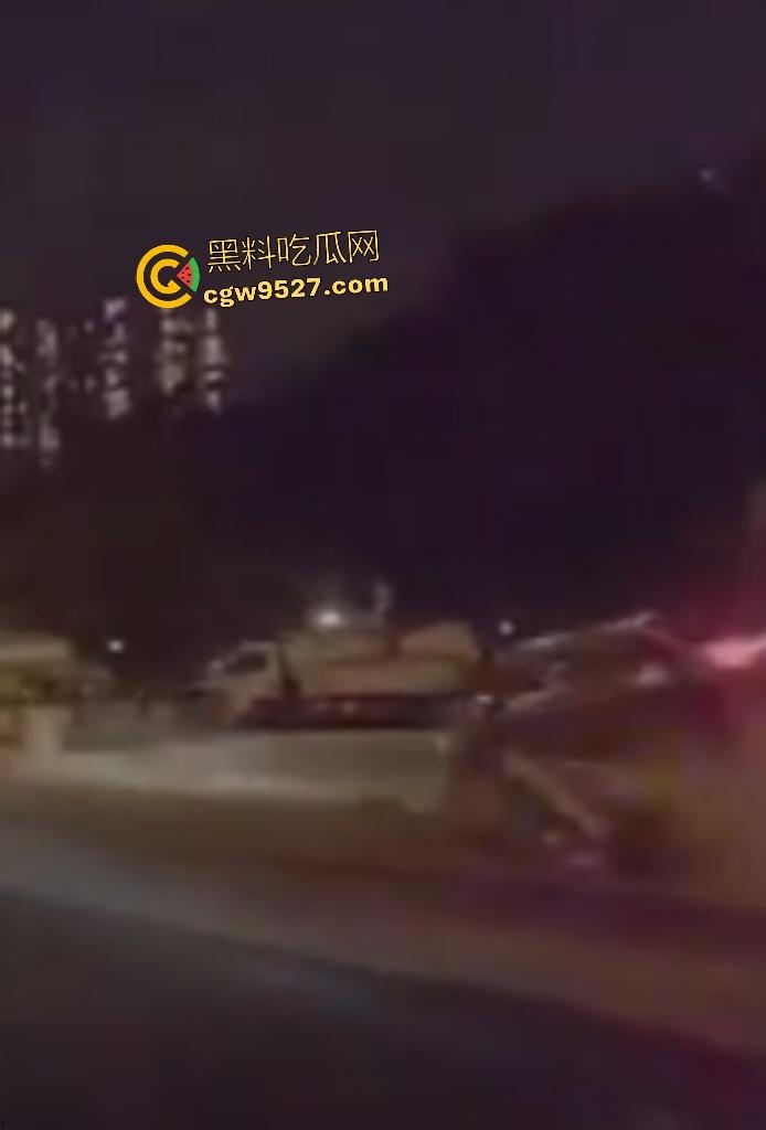 9月2日晚上广州海珠鹤洞桥底，合创汽车开智驾直接冲撞行人，连幼童都撞飞了，这智驾怕不是失了智吧？  第2张