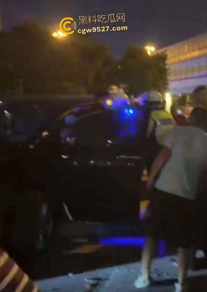 9月2日晚上广州海珠鹤洞桥底，合创汽车开智驾直接冲撞行人，连幼童都撞飞了，这智驾怕不是失了智吧？  第4张