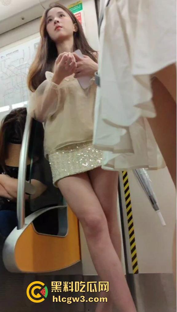 地铁上抄底大长腿小姐姐 被发现偷拍吓得用手机挡脸,哥们运气好没被请进喝茶! 第1张 地铁上抄底大长腿小姐姐 被发现偷拍吓得用手机挡脸,哥们运气好没被请进喝茶! 第1张