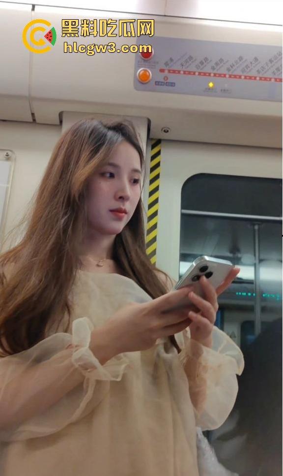 地铁上抄底大长腿小姐姐 被发现偷拍吓得用手机挡脸,哥们运气好没被请进喝茶! 第4张 地铁上抄底大长腿小姐姐 被发现偷拍吓得用手机挡脸,哥们运气好没被请进喝茶! 第4张