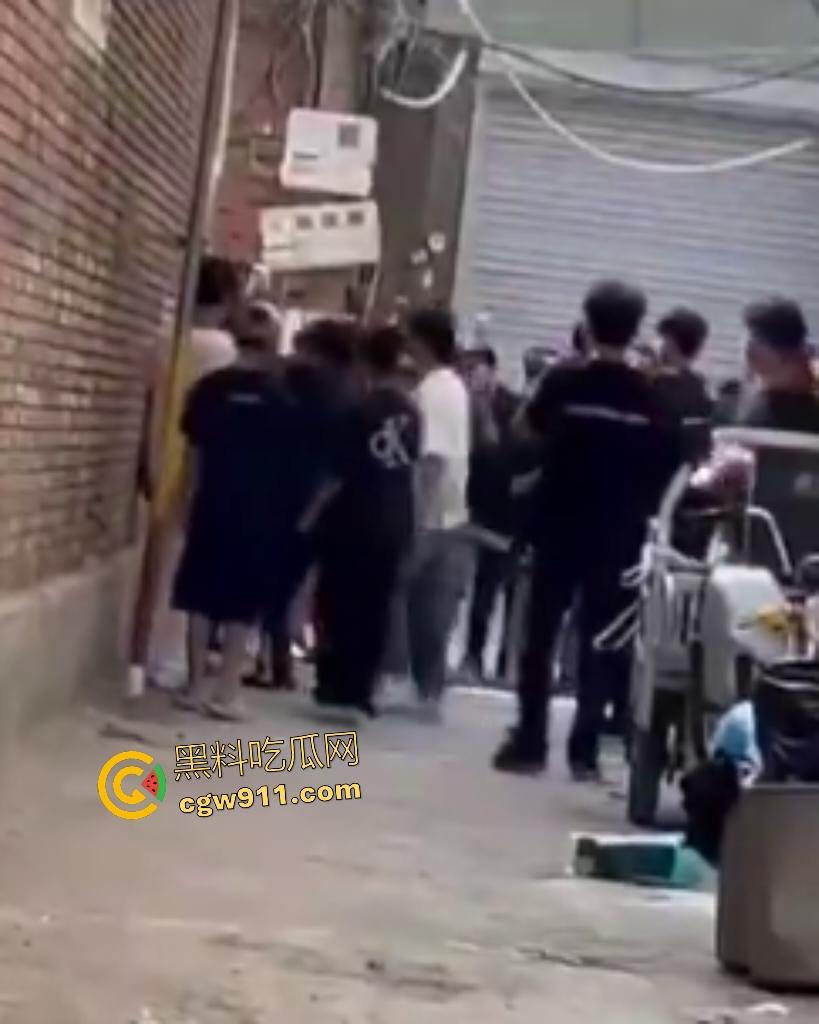 河北廊坊霸州胜芳镇，未成年围殴白衣受害者！小霸王拳脚如雨点狂砸，围观群众起哄拍摄嘲讽“奖励你的”！  第1张