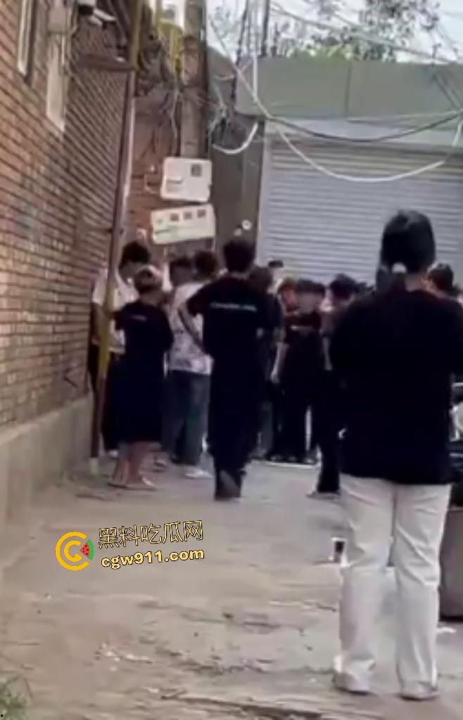 河北廊坊霸州胜芳镇，未成年围殴白衣受害者！小霸王拳脚如雨点狂砸，围观群众起哄拍摄嘲讽“奖励你的”！  第3张