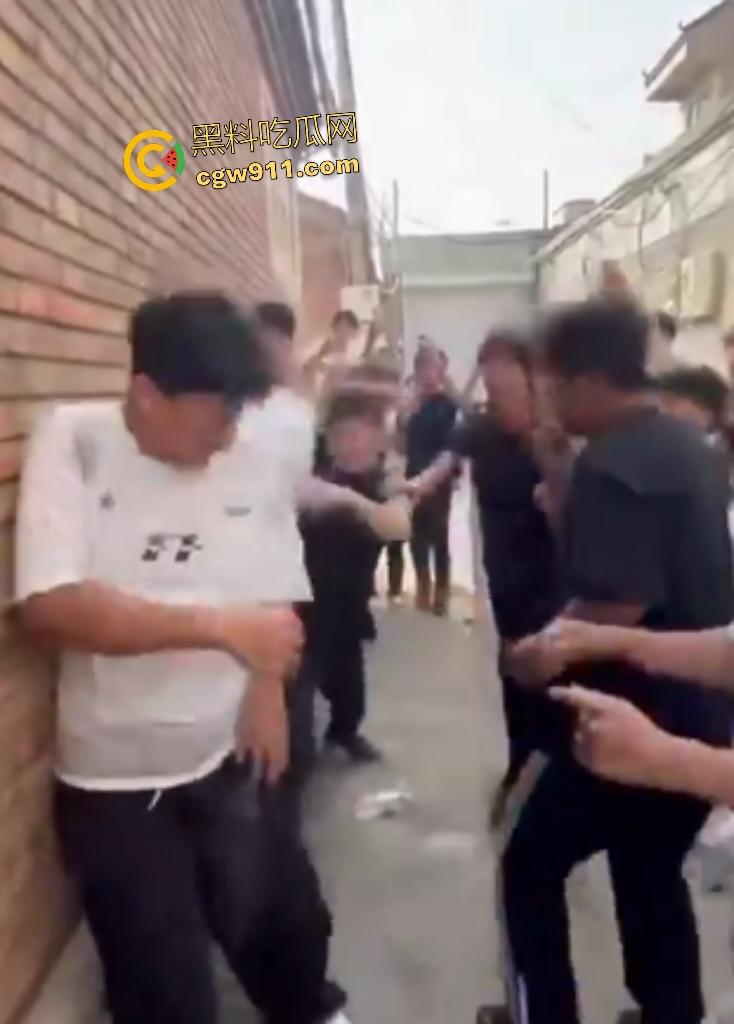 河北廊坊霸州胜芳镇，未成年围殴白衣受害者！小霸王拳脚如雨点狂砸，围观群众起哄拍摄嘲讽“奖励你的”！  第4张