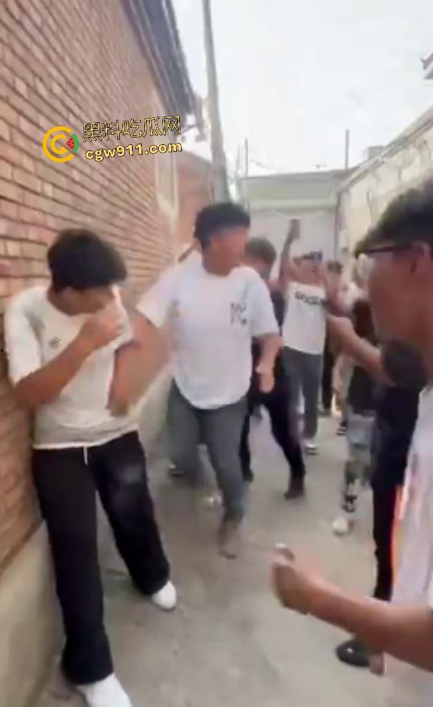 河北廊坊霸州胜芳镇，未成年围殴白衣受害者！小霸王拳脚如雨点狂砸，围观群众起哄拍摄嘲讽“奖励你的”！  第5张