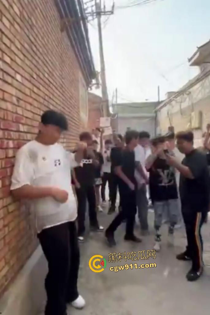河北廊坊霸州胜芳镇，未成年围殴白衣受害者！小霸王拳脚如雨点狂砸，围观群众起哄拍摄嘲讽“奖励你的”！  第6张