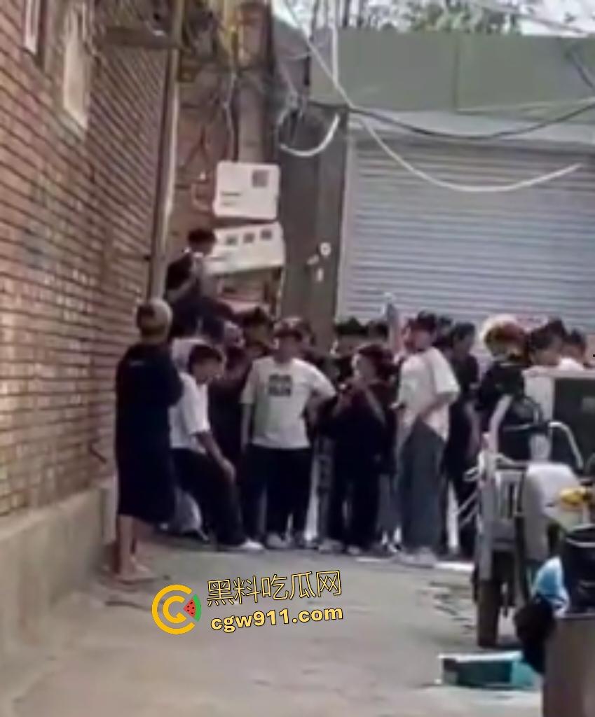 河北廊坊霸州胜芳镇，未成年围殴白衣受害者！小霸王拳脚如雨点狂砸，围观群众起哄拍摄嘲讽“奖励你的”！  第8张