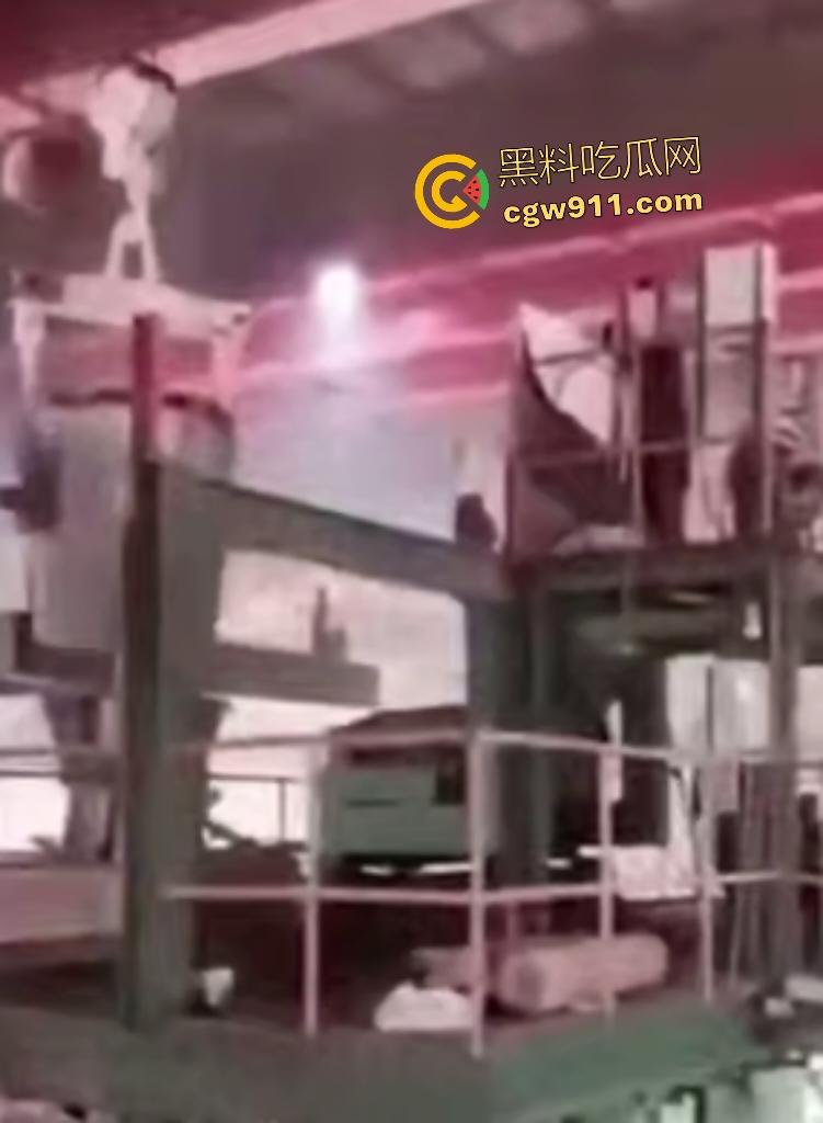 印尼钢厂几千度铁水不慎倾倒！二楼操作失误，数千度熔岩直接烫死工人，还能活下来就是祖坟积德！  第6张