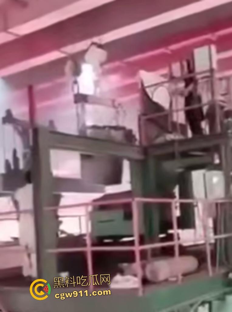 印尼钢厂几千度铁水不慎倾倒！二楼操作失误，数千度熔岩直接烫死工人，还能活下来就是祖坟积德！  第7张