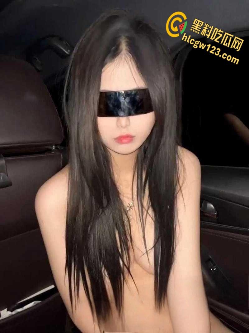 长发美艳母狗车震，不配合两个巴掌教她做母狗，户外无套车震全程高能 !  第1张