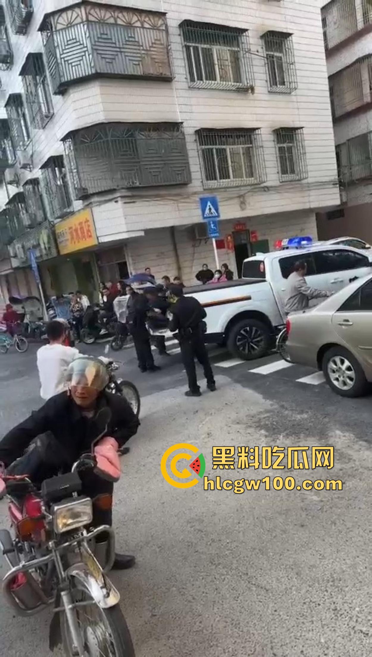 揭阳揭西持刀男子街头闹事，被警察堵墙角带走，快过年了非要进去蹭皇粮！  第1张