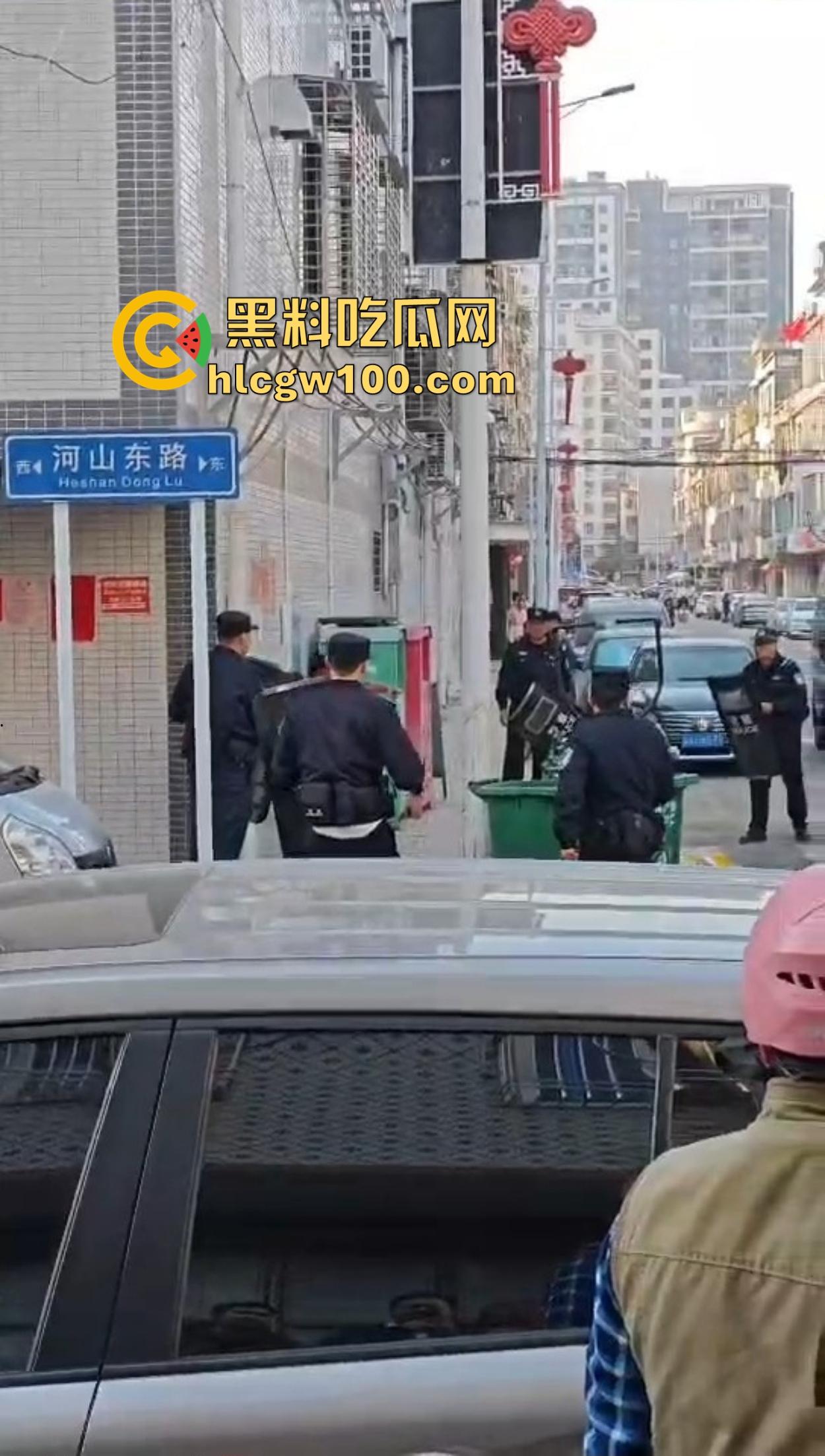 揭阳揭西持刀男子街头闹事，被警察堵墙角带走，快过年了非要进去蹭皇粮！  第6张