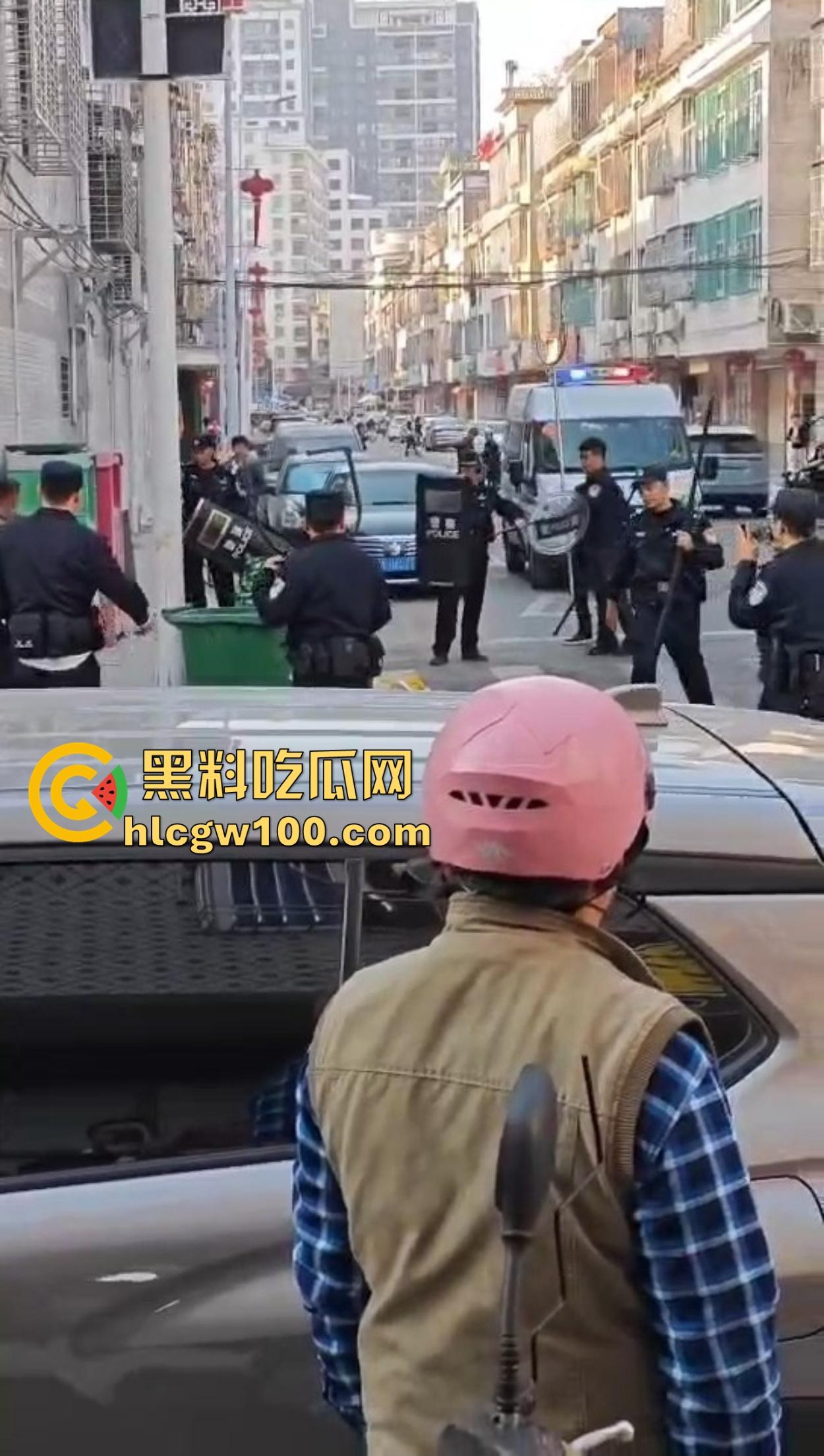 揭阳揭西持刀男子街头闹事，被警察堵墙角带走，快过年了非要进去蹭皇粮！  第7张