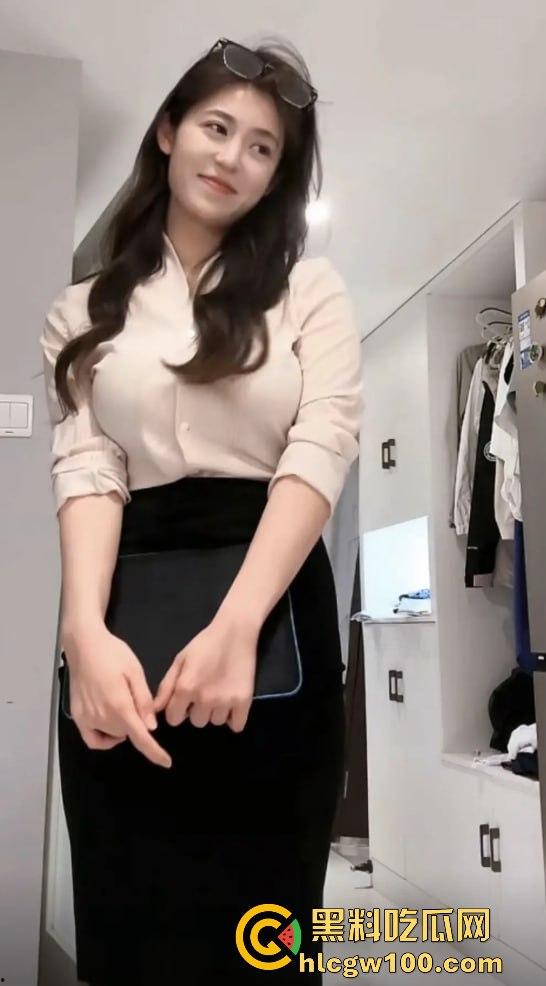 抖音擦边女神『小黄鱼』凭骚气出圈，直播思路清晰擦边到位，粉丝边掏钱包边咨询医美，钱包空了还得了！  第11张