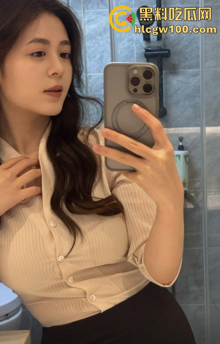 抖音擦边女神『小黄鱼』凭骚气出圈，直播思路清晰擦边到位，粉丝边掏钱包边咨询医美，钱包空了还得了！  第14张