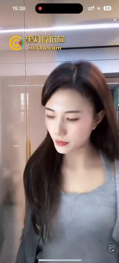 抖音颜值主播为礼物舔墙，舌头疯狂打转能感觉到是老手，把大屌给她舔一下哪得多舒服啊！  第6张