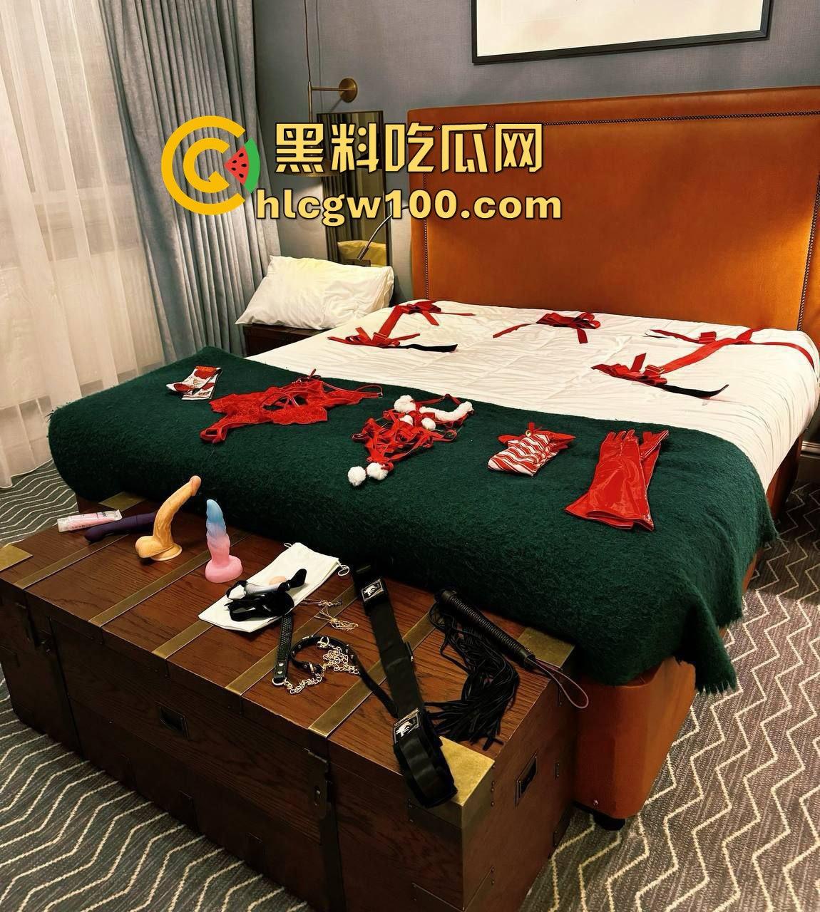 昨晚圣诞夜全员骑鹿 圣诞炮王排行榜火辣出炉 骚气红装妹子一边抽烟喝酒一边操B，礼物湿得发亮！  第18张