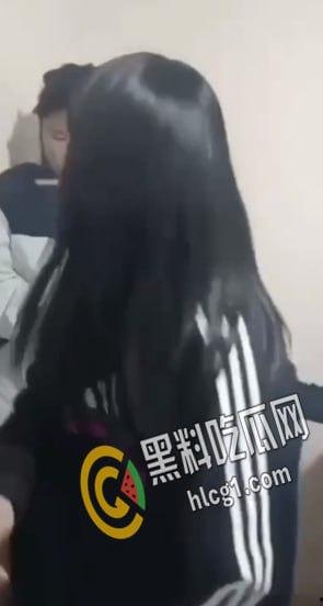 “说话呀 你他妈要死啦？”一帮精神小太妹合伙把老实人骗到楼道角落里围殴暴打 拳脚相加 下手狠毒  第5张