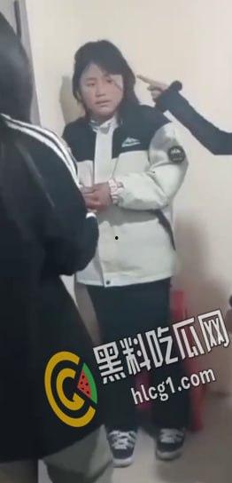 “说话呀 你他妈要死啦？”一帮精神小太妹合伙把老实人骗到楼道角落里围殴暴打 拳脚相加 下手狠毒  第6张