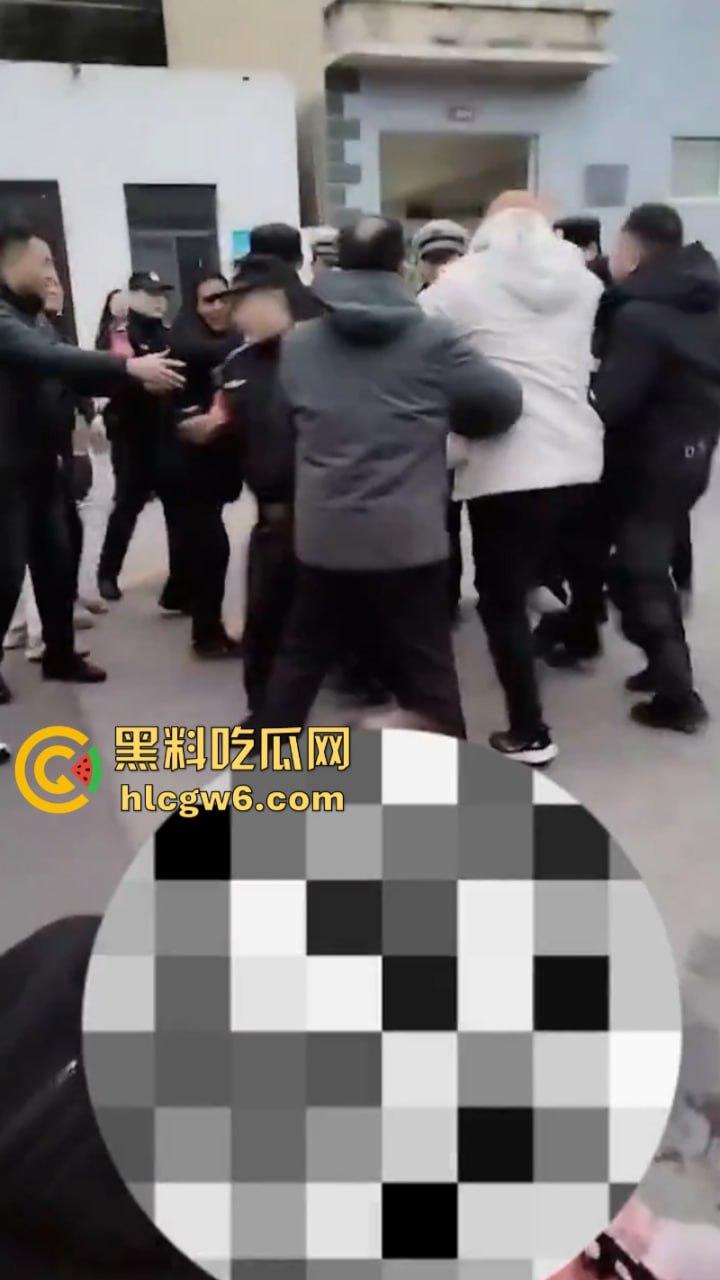 河南平顶山宝丰县奥迪变坦克疯狂碾压路人 四小学校多名学生受伤 家长崩溃场面失控 现场实拍流出  第3张