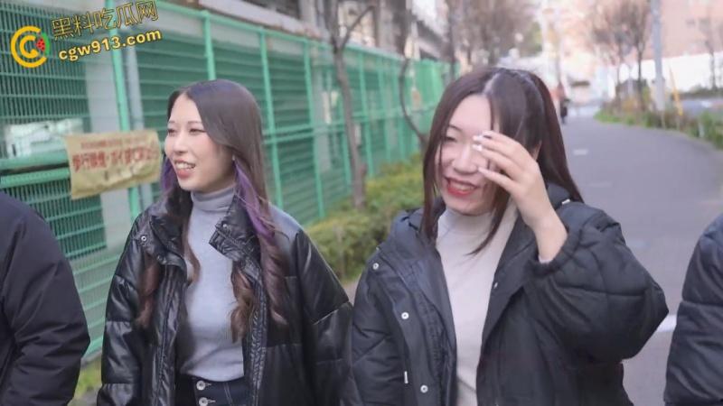 日本新年参拜，搭讪牛仔裤姐妹花，有说有笑邀约5p，轮番抽插淫穴，性感肥臀被操得啪啪作响！  第1张