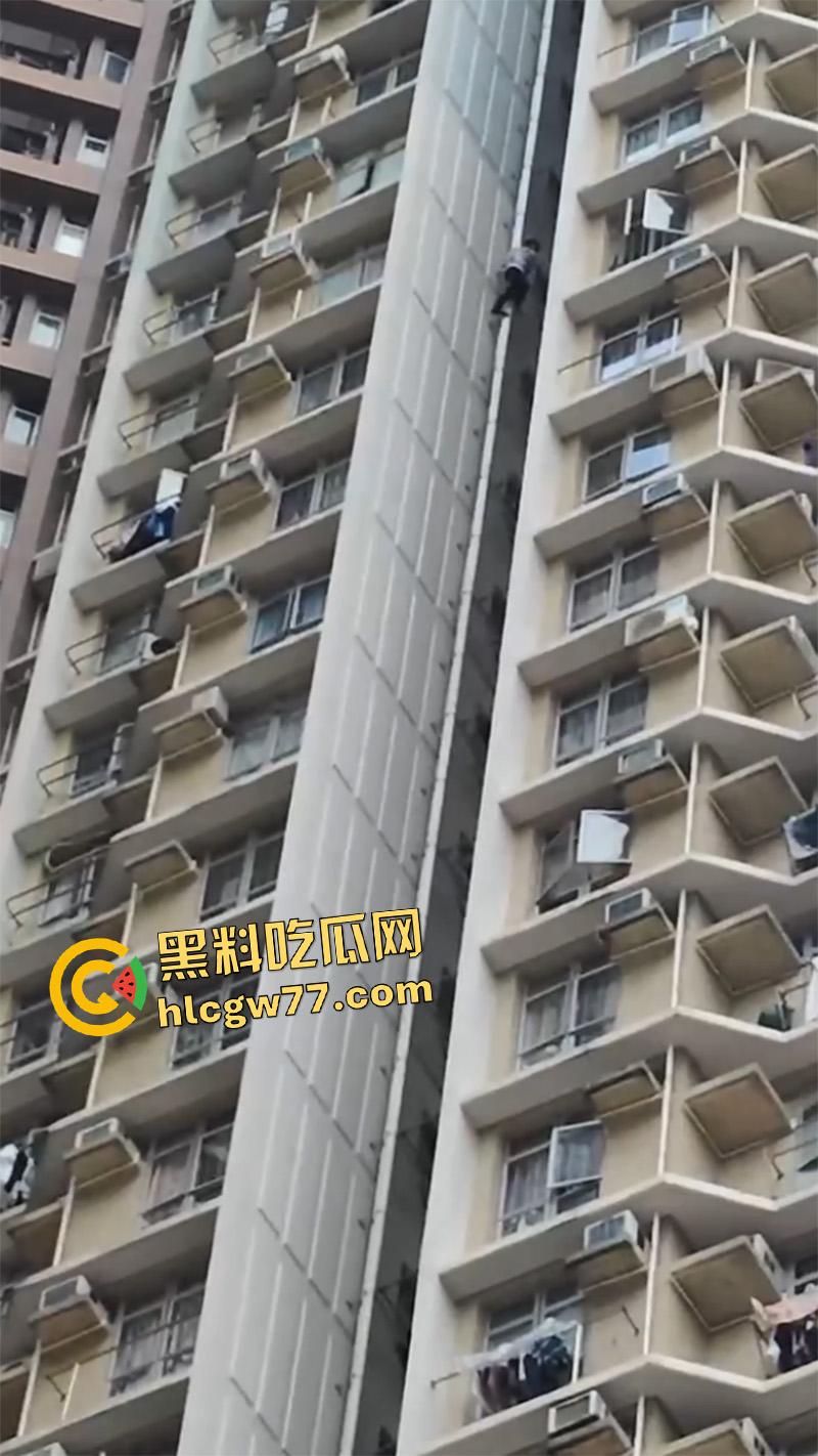 香港惊现蜘蛛侠，一男子顺高层水管爬行，据悉是情夫结果老公提前回家，老哥胆子真大啊！  第2张