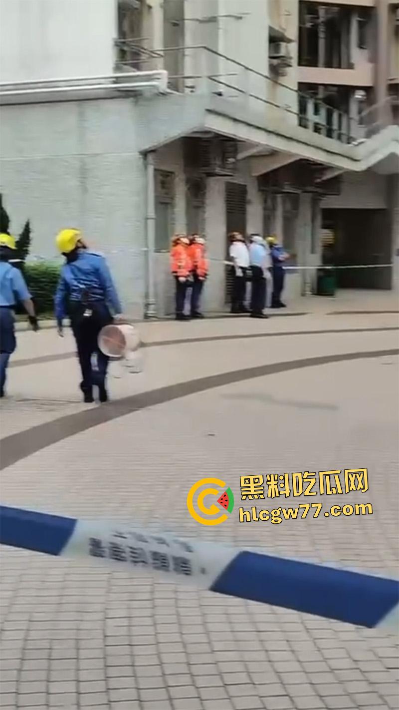 香港惊现蜘蛛侠，一男子顺高层水管爬行，据悉是情夫结果老公提前回家，老哥胆子真大啊！  第3张