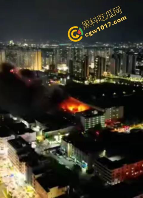 惠州博罗县服装厂夜晚突发惊天大火!火光冲天,浓烟滚滚,勇士们殊死搏斗灭火,祈祷平安归来! 第1张 惠州博罗县服装厂夜晚突发惊天大火!火光冲天,浓烟滚滚,勇士们殊死搏斗灭火,祈祷平安归来! 第1张