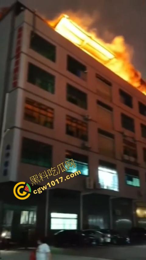 惠州博罗县服装厂夜晚突发惊天大火!火光冲天,浓烟滚滚,勇士们殊死搏斗灭火,祈祷平安归来! 第9张 惠州博罗县服装厂夜晚突发惊天大火!火光冲天,浓烟滚滚,勇士们殊死搏斗灭火,祈祷平安归来! 第9张