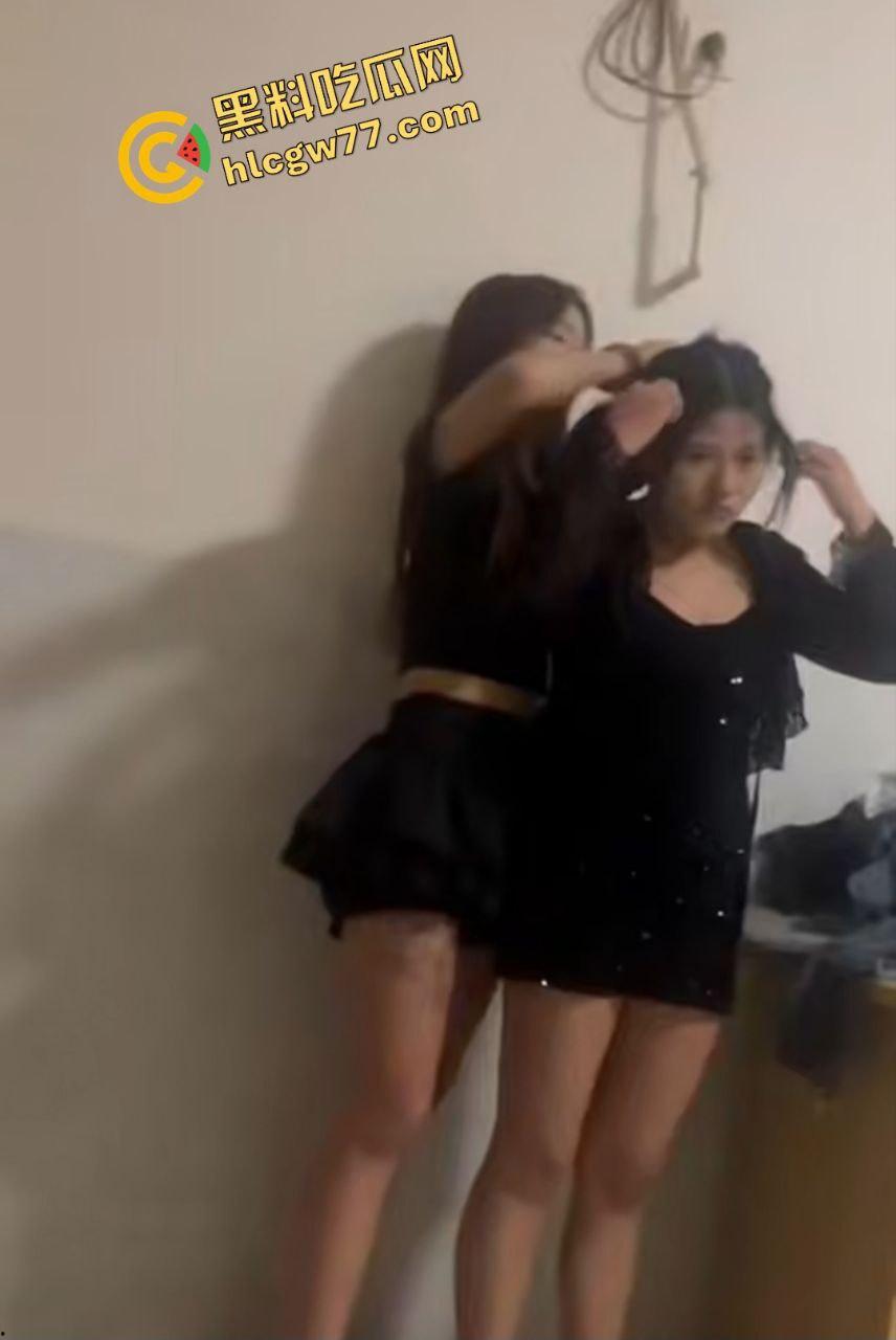 我嘞个乖乖,精神小妹霸凌翻天!偷用化妆品逼人卖淫,铁棍暴打后还假惺惺梳头,恶心爆了! 第4张 我嘞个乖乖,精神小妹霸凌翻天!偷用化妆品逼人卖淫,铁棍暴打后还假惺惺梳头,恶心爆了! 第4张