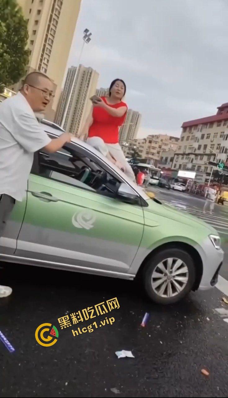 全网疯传大瓜！山东青岛老仙女 与出租车司机起争执 一言不合踩上车顶 脱衣裸体热舞！  第3张