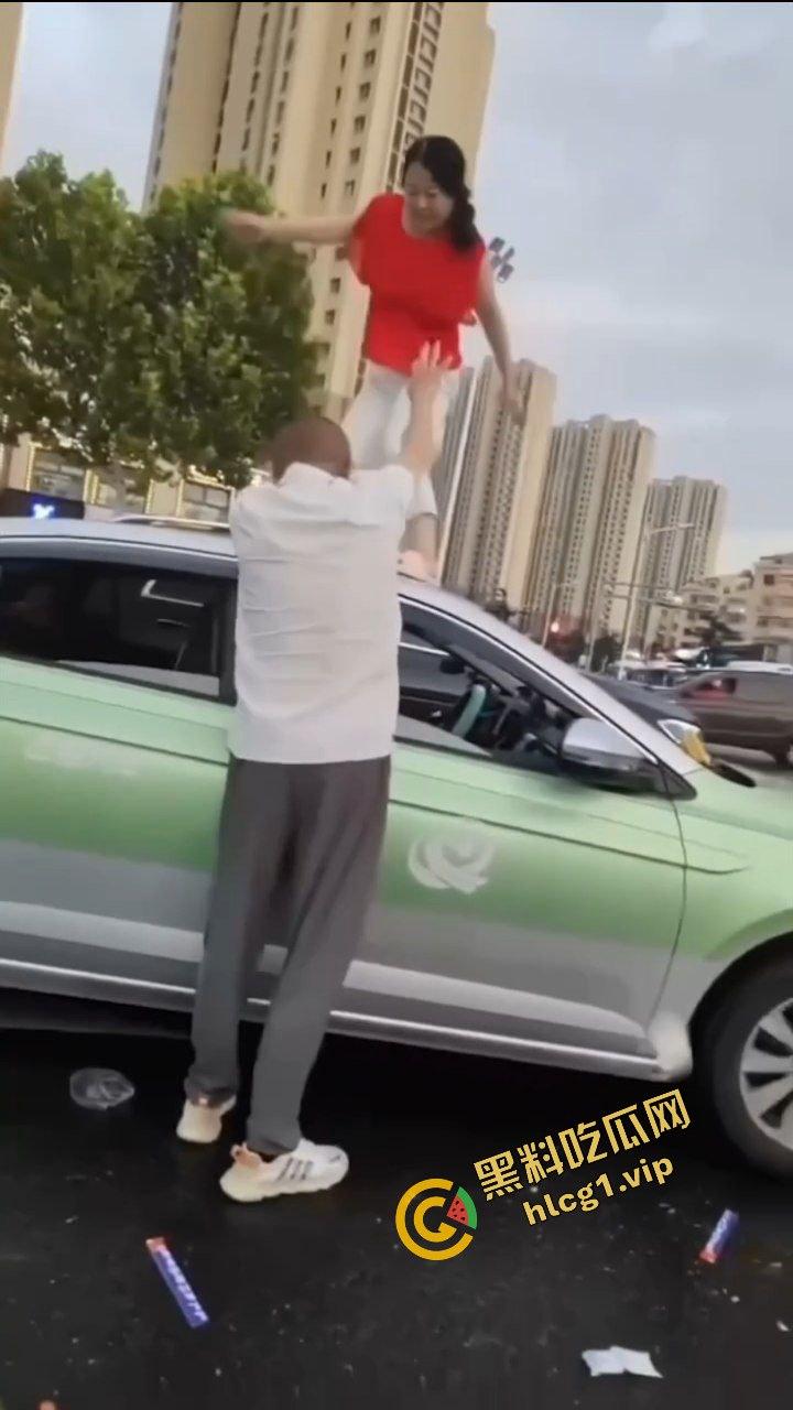 全网疯传大瓜！山东青岛老仙女 与出租车司机起争执 一言不合踩上车顶 脱衣裸体热舞！  第7张