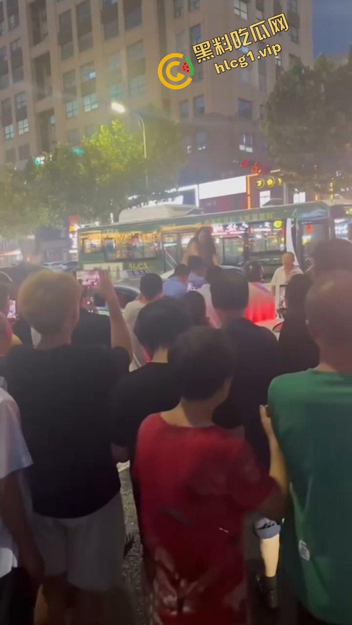 全网疯传大瓜！山东青岛老仙女 与出租车司机起争执 一言不合踩上车顶 脱衣裸体热舞！  第9张