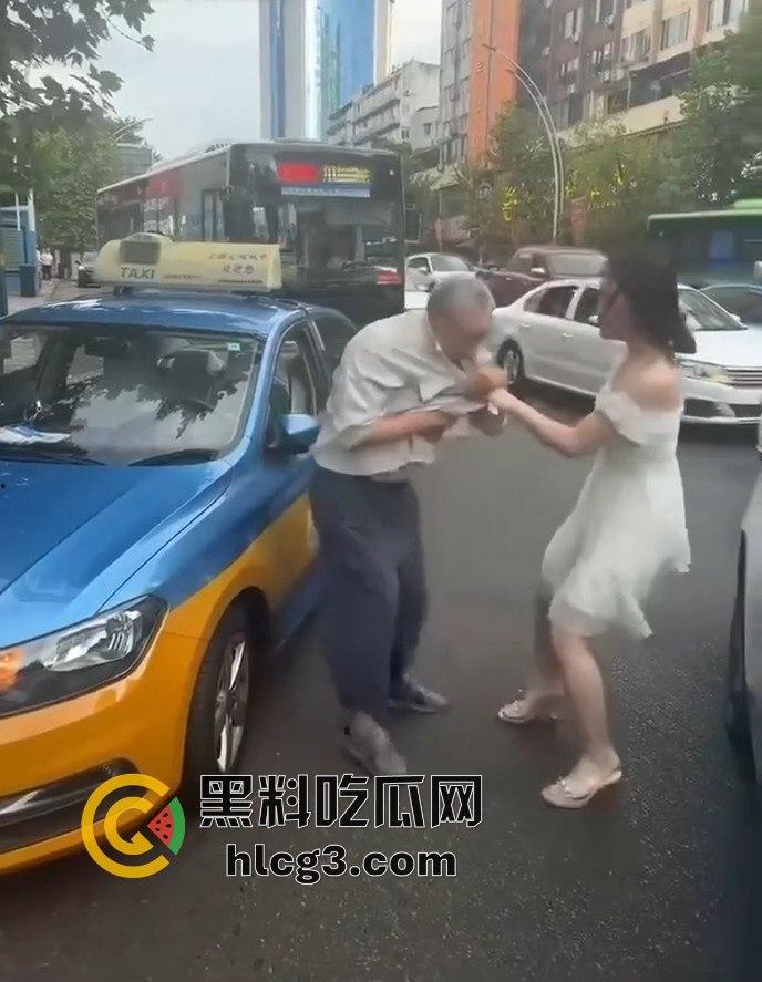 醉酒女在四川泸州的疯狂暴走:出租车司机和警察双重袭击,最终被送派出所的完整经过! 第4张 醉酒女在四川泸州的疯狂暴走:出租车司机和警察双重袭击,最终被送派出所的完整经过! 第4张