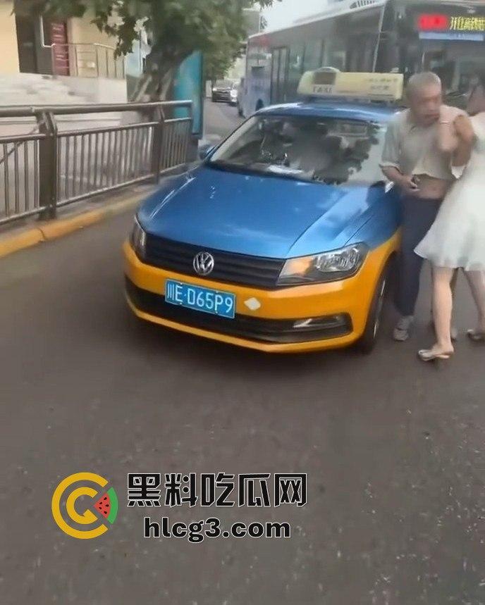 醉酒女在四川泸州的疯狂暴走:出租车司机和警察双重袭击,最终被送派出所的完整经过! 第5张 醉酒女在四川泸州的疯狂暴走:出租车司机和警察双重袭击,最终被送派出所的完整经过! 第5张