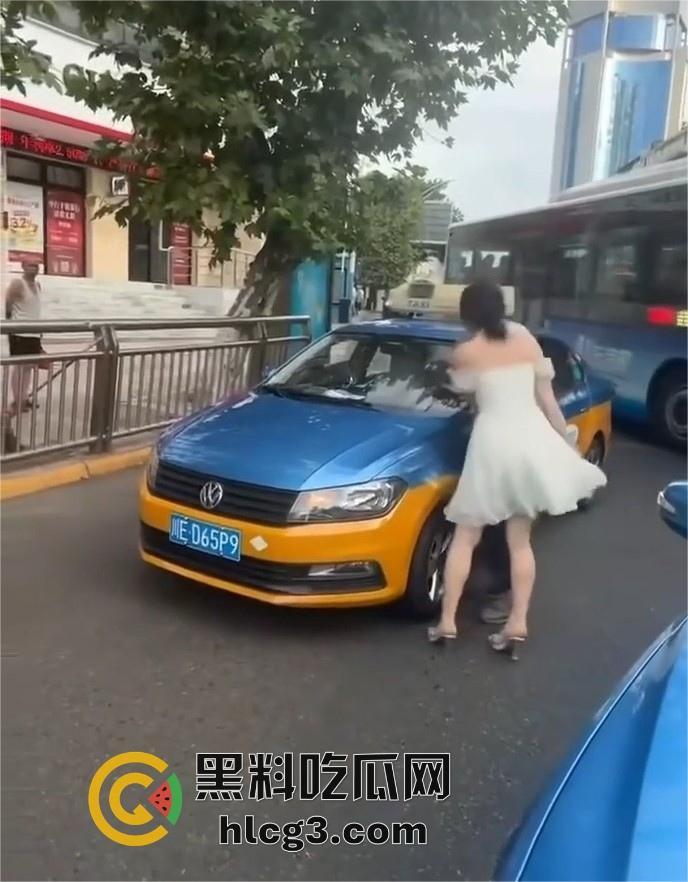 醉酒女在四川泸州的疯狂暴走:出租车司机和警察双重袭击,最终被送派出所的完整经过! 第7张 醉酒女在四川泸州的疯狂暴走:出租车司机和警察双重袭击,最终被送派出所的完整经过! 第7张