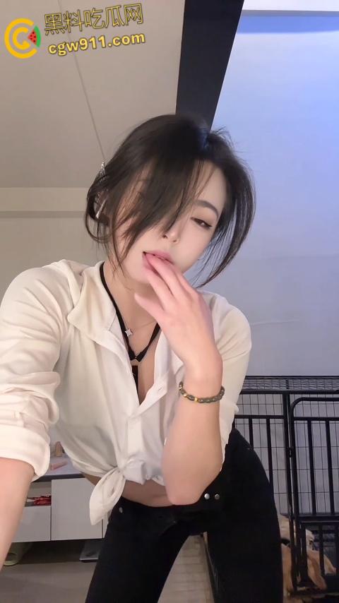 快手绝色网红【瑜婉】，付费擦边福利流出！顶级颜值身材诱人，情趣热舞魅惑十足，翘臀美乳让人欲望爆棚！  第4张